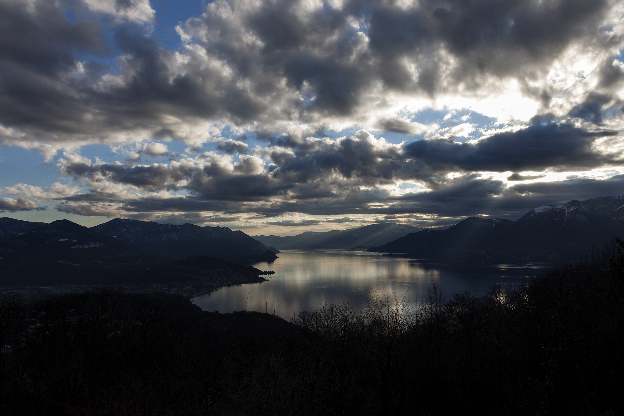 Studio Vidé - Dr. Agr. Francesco Vidé, dottore agronomo, libero professionista, Desio, Monza e Brianza, Lombardia - Formazione, immagine con paesaggi odi lago, montagne e nuvole